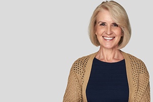 Smiling woman in front of a white background 