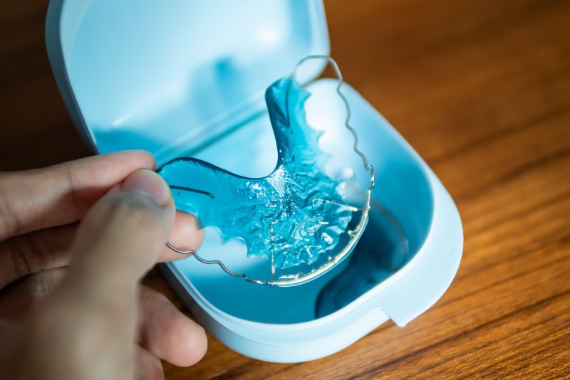 Retainer and case